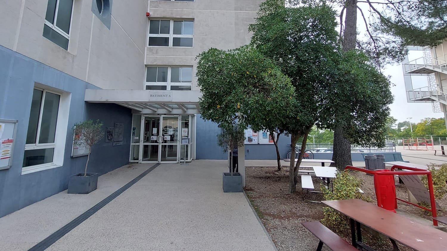 Entrée de la BU Médecine de Nîmes