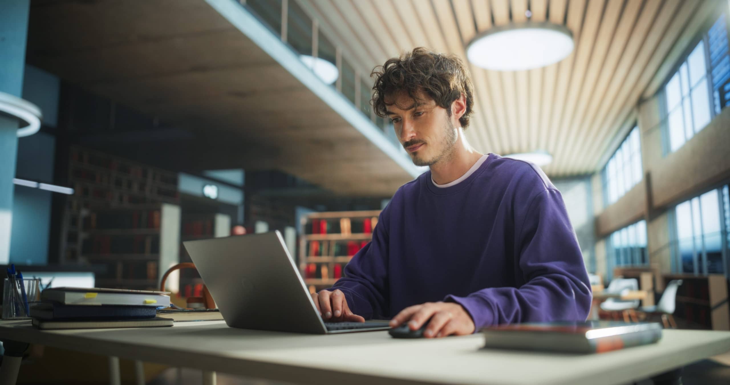 Étudiant travaillant sur un ordinateur portable