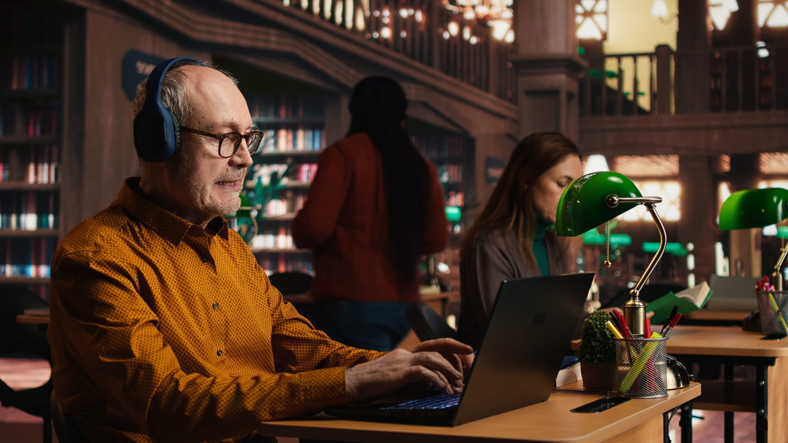 Deux lecteurs extérieurs à la bibliothèque
