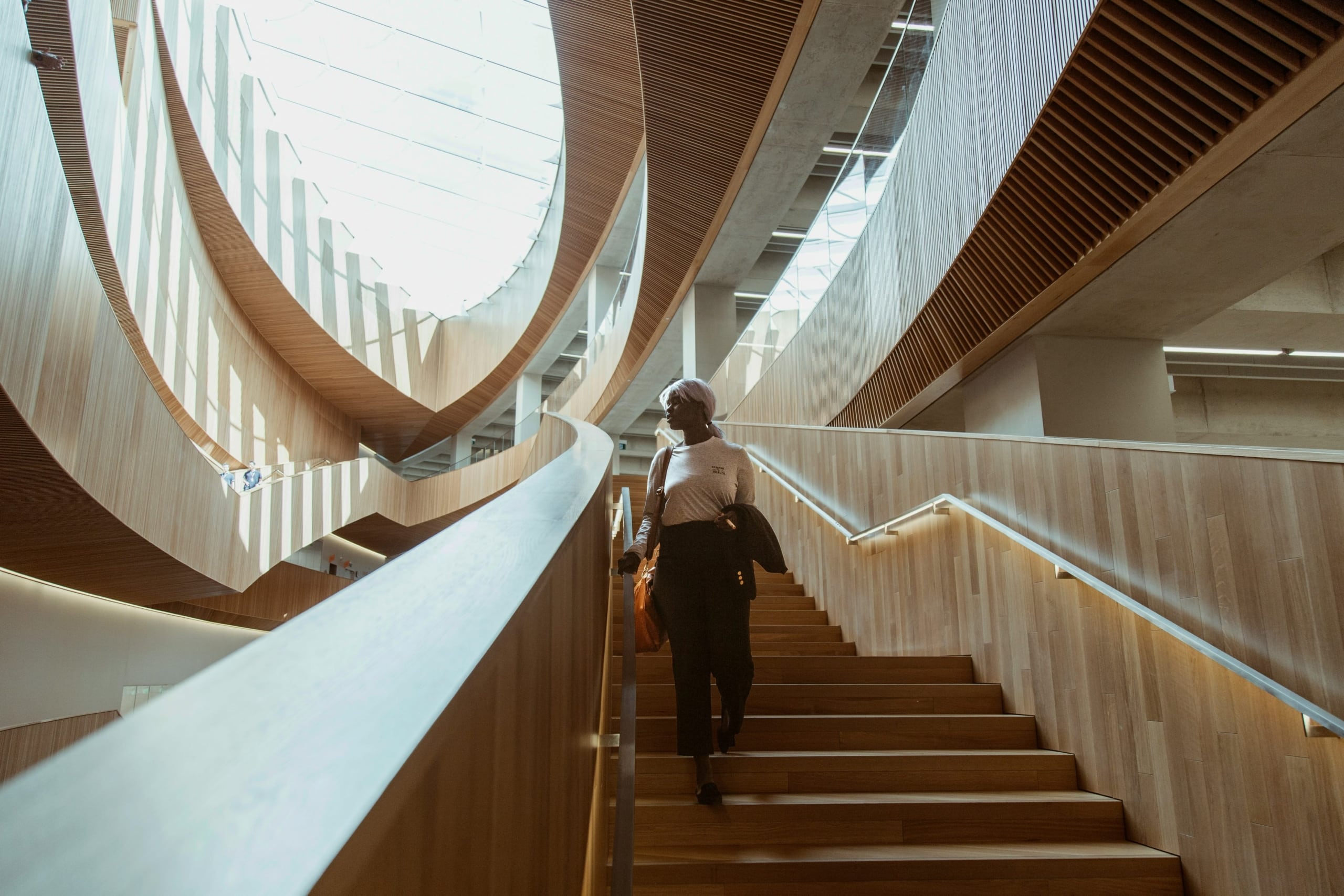 Étudiante marchant dans les escalier d'une bibliothèque