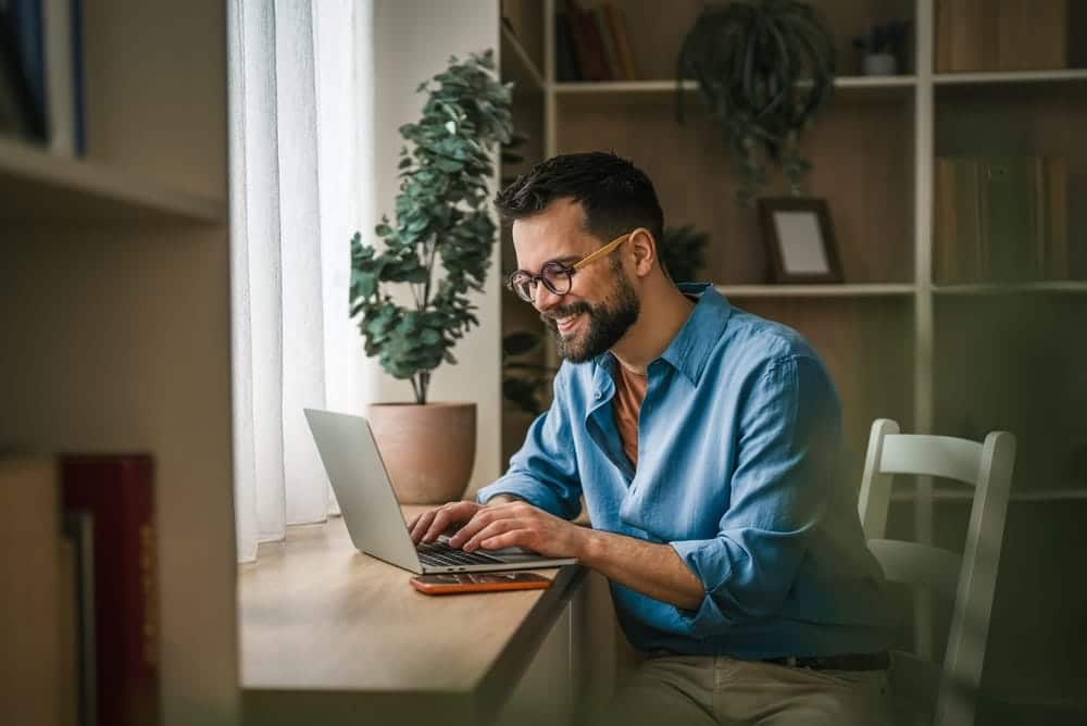 Homme qui n'est plus un étudiant
